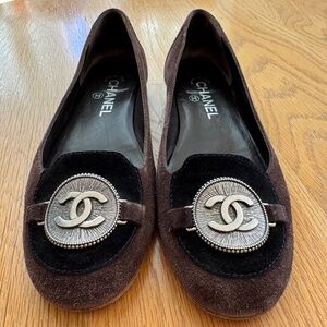 Authentic Chanel Flats with pewter-colored metal "CC" badge, size 38 EU